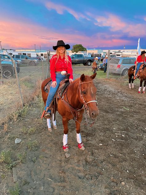 Rodeo Competition Outfits, Barrel Racing Clothes, Western Horse Riding Outfit, Barrel Racer Outfit, Barrel Racer Aesthetic, Barrel Racing Outfits, Rodeo Aesthetic, Western Animals, Barrel Racing Saddle