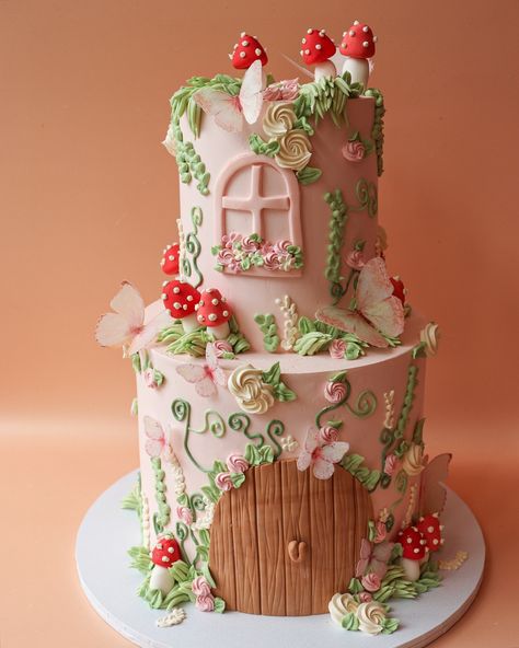 Helena Witte | a very special fairy cake 🫶🏼🧚🏼 fairy cakes are one of my favourites to make; when my clients trust me and my creativity, my mind can truly… | Instagram Fairy Fondant Cake, Fairytale Birthday Cake, Fairy First Birthday Cake, Woodland Fairy Cake, Mermaid Fondant, Cake Reference, Garden Theme Cake, Pink Birthday Party Decorations, Llama Cake