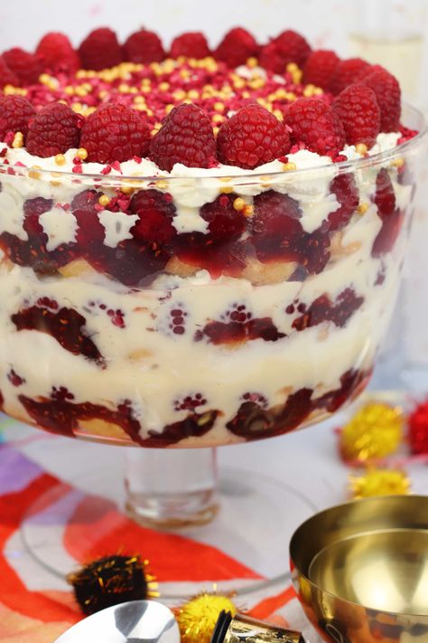 Raspberry Prosecco Trifle! Chocolate And Orange Tart, Trifle Bowl Recipes, Chocolate Orange Cheesecake, Trifle Dessert Recipes, Cheesecake Desserts Recipes, Christmas Dessert Recipes, Christmas Trifle, Janes Patisserie, Best Christmas Desserts