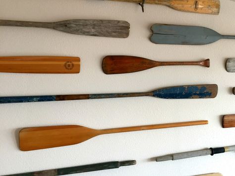 Hanging oars on a wall.  Post shows easy way to hang oars using picture hangers. Oars On Wall Decor, Oars On Wall Decor Ideas, Boat Oars Decor, Driftwood Star, Sauna Ideas, Camp Themes, Coastal Ideas, Beachy Crafts, Oar Decor