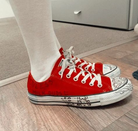 robins shoes from s3 Shoe Doodles Converse, Converse Writing On Shoes, Stranger Things Script, Sharpie Shoes, Cool Converse, Converse Design, Converse Aesthetic, Milk Duds, Robin Cosplay