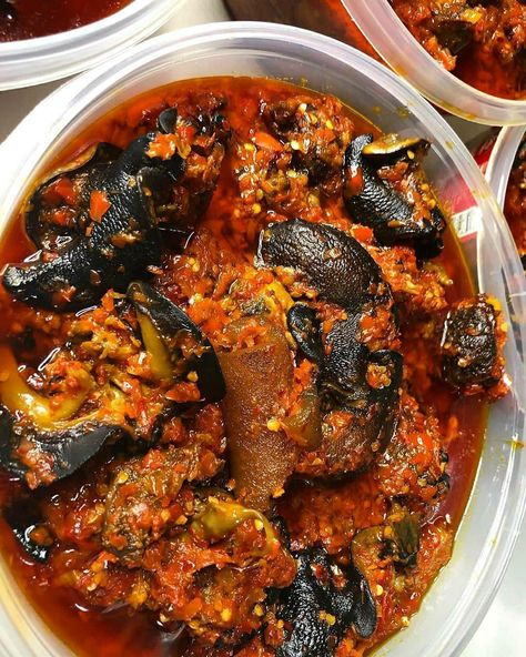 Peppered Snail, Snails Recipe, Different Types Of Food, Nigeria Food, African Recipes Nigerian Food, Bizarre Foods, Nigerian Recipes, Africa Food, African Cooking