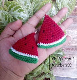 Amigurumi Kitchen: Watermelon Watermelon Amigurumi, Crochet Pattern Keychain, Crochet Keychain Patterns, Simple Amigurumi, Watermelon Crochet, Slice Watermelon, Crochet Watermelon, Food Keychain, Snake Party