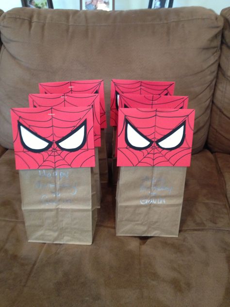 Spider-Man gift bags for G's classmates. Spiderman Gift Ideas, Gift Ideas Crochet, Goody Bag Ideas, Cool Spiderman, Gift Paper Bag, Gift Bag Ideas, Spiderman Gifts, Birthday Return Gifts, Spiderman Party