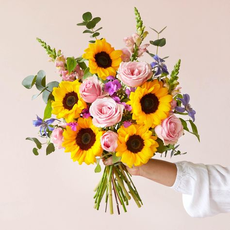 Sunflowers Pink Roses, Sunflower A Bouquet Of Flowers, Sunflower Pink Bouquet, Bunch Of Sunflowers, Wedding With Sunflowers, Sunflower Bridesmaid Bouquet, Sunflower Wedding Decorations, Flower Boquet, Sunflowers And Roses