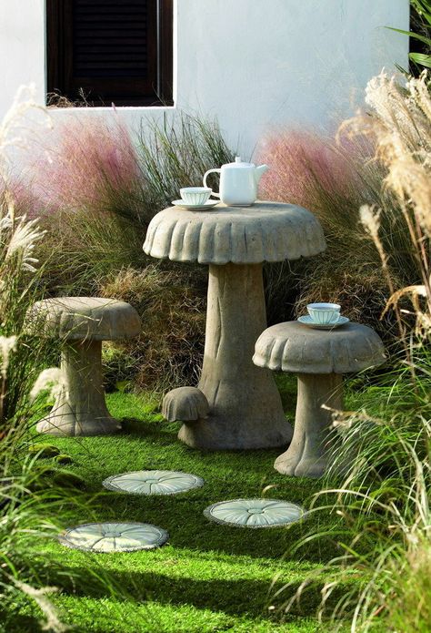 Alice In Wonderland Mushroom, Alice In Wonderland Garden, Decoration Beton, Cement Garden, Mushroom Table, Concrete Garden, Whimsical Garden, Enchanted Garden, Garden Ornaments