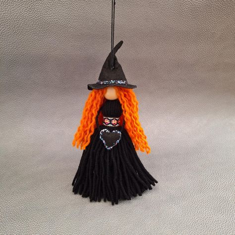 Dolls Handmade Diy, Halloween Witch Dolls, Hanging Witch, Halloween Cookies Decorated, Thanksgiving Decorations Diy, Yarn Dolls, Witch Diy, Halloween Tree, Halloween Crafts Decorations