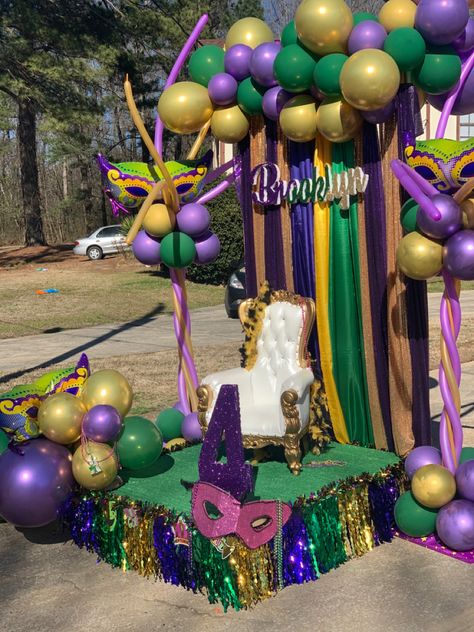 Birthday Party Parade Float, Kids Mardi Gras Float Wagons, Mardi Gras Float Ideas For Parade, Mardi Gras Parade Float Ideas, Mardi Gras Wagon Float, Mardi Gras Float Ideas, Mardi Gras Floats, Parade Float Diy, Mardi Gras Parade Float