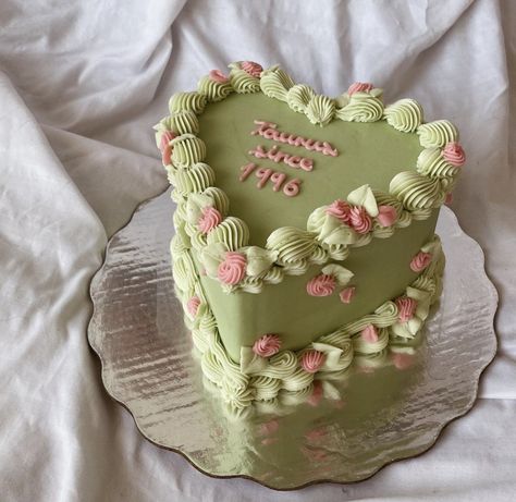 Cottage Core Heart Cake, Green And Pink Heart Cake, Vintage Heart Cake Green, Pink And Green Cake Ideas, Sage Green Heart Cake, Sage Green And Pink Cake, Green Cake Aesthetic, Pink And Green Birthday Cake, Green Heart Cake