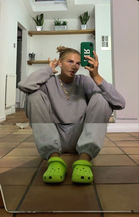 Mimi Moocher, Green Crocs, Crocs Outfit, Crocs Fashion, Winter Suits, Future Clothes, Causal Outfits, Sportswear Fashion, Trending Products