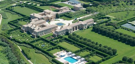 biggest houses in the world fairfield - For most, a house with a couple of bedrooms and bathrooms is enough. Some of the richest people in the world, however, need thousands of square feet to spread themselves out. Have a look at the 10 biggest houses in the world!  #top5 #topfive #home #housegoals Hampton Mansion, Hamptons Mansion, Color Bathroom Design, Billionaire Homes, Celebrity Mansions, Crazy Home, Panic Rooms, American Houses, Hidden Rooms