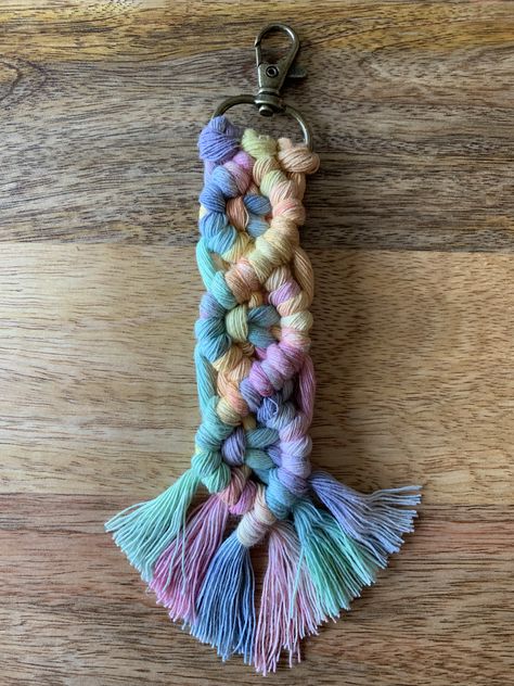 Tie dye macrame keychain - small gift - bag acessory - handmade - available on etsy Boho Tassel Keychain, Aura Design, Macrame Products, Macrame Crafts, Tassel Keyring, Macrame Keychain, Jewelry Knots, Craft Day, Small Gift Bags