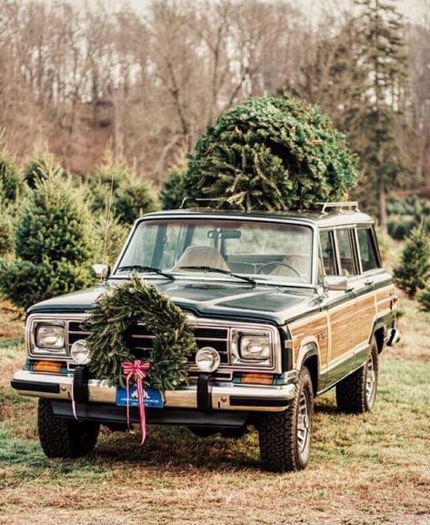 Vintage Jeep Wagoneer, Winter Vehicle, Wagoneer Jeep, Christmas Jeep, Ground Photo, Jeep Wallpaper, Classic Jeeps, Vintage Jeep, Grand Wagoneer