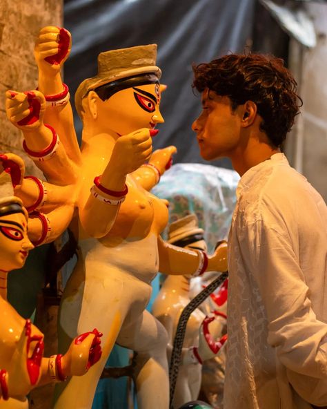 Kurta, Kumartuli, and the blessings of Maa Durga. 🌸🛕 #durgadiaries . DM for Paid Shoots and Collaboration 📩📩 . In Frame : @ft.vaibhab Shot by : @b_a_s_u_d_e_b Shot on : @canonindia_official 📌 Agomoni shoot, Durga Puja 2024, Kumartuli photography, kurta pose, Durga idol, festive shoot, Bengali tradition, Kumartuli Agomoni, Puja fashion, traditional photoshoot, Maa Durga vibes, cultural photoshoot, Puja moments, festive aesthetics, kurta styling . . Tags 📌: #ig_Calcutta #kolkataheritage #e... Durga Thakur Photo, Kumartuli Photography, Agomoni Shoot, Durga Puja Campaign, Cultural Photoshoot, Kurta Styling, Durga Puja Couple Pic, Bengali Tradition, Bangali Durga Murti