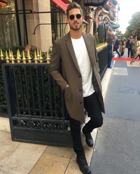 Kevin Trapp | Men's Street Style Germany Street Style, Paris Street Style Men, Girls Talk Boys, Kevin Trapp, Men's Street Style, Dark Academia Fashion, London Outfit, Urban Street Style, Sharp Dressed Man