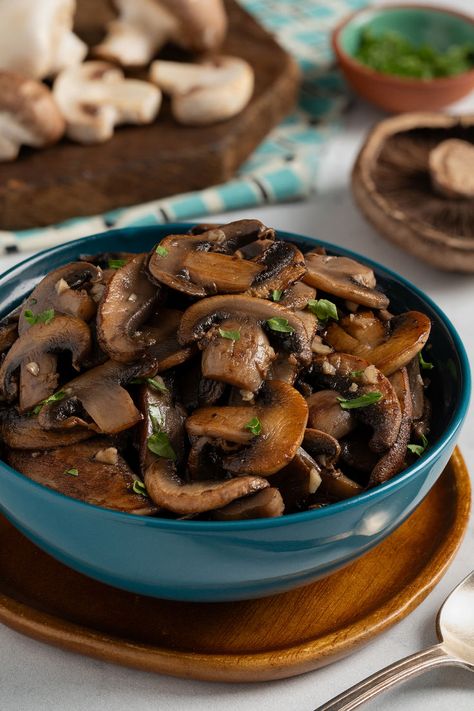 Learn how to sauté mushrooms like a pro and you’ll impress all your dinner guests with a simple yet delicious dish. Tiefling Culture, Sauté Mushrooms, Appetizer Recipes Vegetarian, Mushroom Food, Easy Dinner Recipes For Two, Mushrooms Food, Ckd Recipes, Mushroom Side Dishes, Mushroom Recipes Healthy