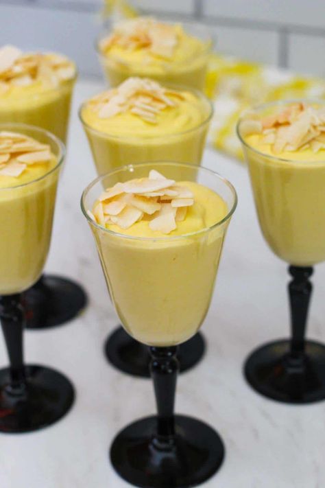 Mango Mousse Dessert, Frozen Mango Dessert, Healthy Mango Mousse, Mango Mousse Recipe, Vegan Mango Mousse, Peach Mousse, Mousse Recipes Easy, Fruit Deserts, Light Summer Desserts