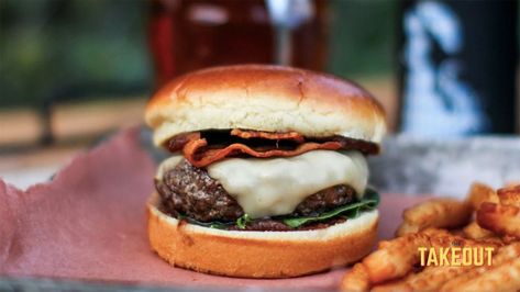 Bacon Burger Recipes, Homemade Sliders, Unique Burger Recipes, Fall Grilling, Unique Burgers, Cheddar Burger, Easy Apple Cake, Best Burger Recipe, How To Cook Burgers