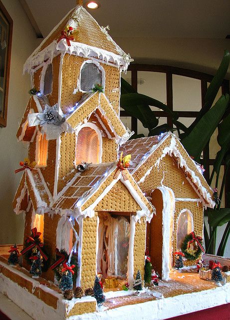 Graham Cracker House by Danburg Murmur, via Flickr Gingerbread House With Gram Crackers, Gram Cracker House Ideas, Graham Cracker Houses Christmas, Gram Cracker Gingerbread House, Graham Cracker Gingerbread, Candy Houses, Gram Cracker, Graham Cracker House, Graham Cracker Gingerbread House