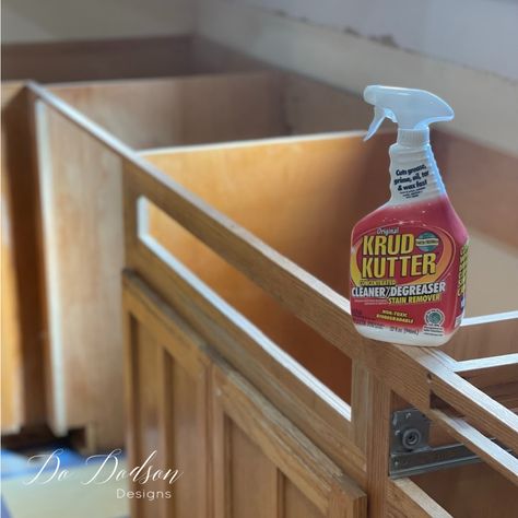 Degrease Kitchen Cabinets, Mahogany Kitchen Cabinets, How To Clean Kitchen Cabinets, How To Clean Kitchen, Cabinet Cleaner, Cleaning Wood Furniture, Krud Kutter, Vintage Kitchen Cabinets, Cleaning Cabinets