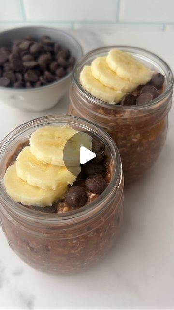 Alice | easy healthy recipes on Instagram: "HIGH PROTEIN BANANA CHOCOLATE OVERNIGHT OATS 🍌

These delicious overnight oats are high in protein and fibre whilst tasting delicious. Follow @alicelovesbreakfast for more simple and healthy recipes like this.

INGREDIENTS 👩🏻‍🍳 (per serving)
➡️ 50g oats
➡️ 20g vanilla (or chocolate) protein powder (@myprotein - link in my bio and code ALICESCOTT gets you the best discount)
➡️ 60ml milk of choice (I use soy)
➡️ 60g yoghurt 
➡️ 1/2 banana, mashed 
➡️ 1 tbsp chia seeds
➡️ 1 tbsp cocoa powder
➡️ 1tbsp honey or maple syrup
Toppings
➡️ chocolate chips
➡️ banana slices 

Method
1. Mix together your oats, milk, chia seeds, mashed banana, yoghurt, maple syrup and protein powder
2. Leave in the fridge overnight
3. In the morning top with chocolate chip Banana Nutella Overnight Oats, Overnight Oats Recipe Banana Peanut Butter, Pb And Banana Overnight Oats, Overnight Oats Chocolate Banana, Overnight Oats Pb Banana, Chocolate Overnight Oats, Breakfast Sweets, Chocolate Protein Powder, Banana Slice