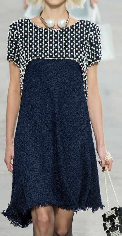 Chanel Spring 2014 RTW Moda Chanel, Mode Chanel, 2014 Dresses, Chanel Spring, Black And White Dress, Stil Inspiration, Chanel Fashion, Moda Plus Size, Vestido Casual