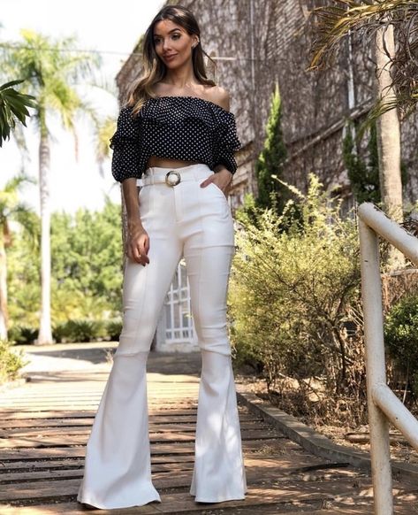 White Flare Pants, Flare Jeans Style, White Flares, Instagram Look, Flare Pants, Jeans Style, Wide Leg Jeans, Bell Bottom Jeans, Flare Jeans