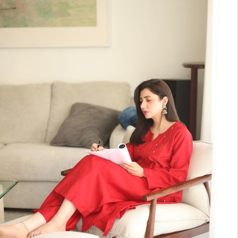 Star Gallery (@stargallery2020) / X Maira Khan, Standing Office, Celebrity Bodies, Mahira Khan, Black Dining Room, Desi Clothes, Pakistani Dress, Funky Furniture, Cute Selfies Poses