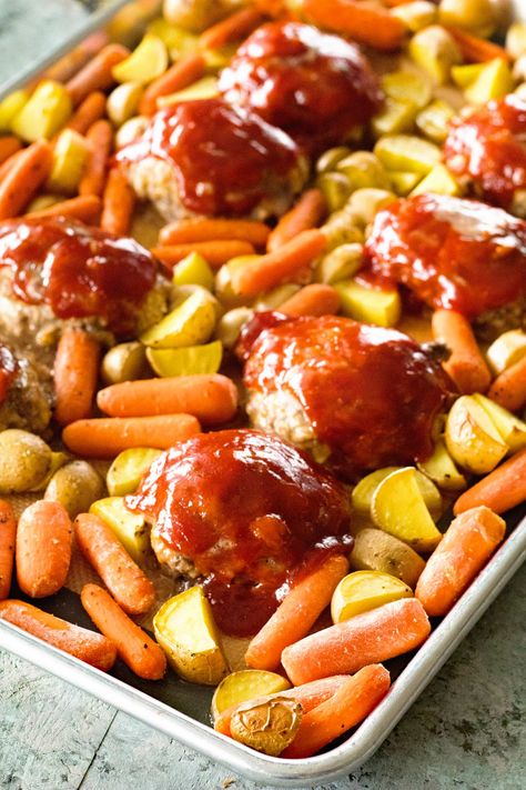 Sheet Pan Mini Meatloaf and Veggies ~ An Easy Sheet Pan Dinner! Homemade Mini Meatloaves, Carrots and Potatoes all Made on One Sheet Pan for Busy Nights! ~ https://www.julieseatsandtreats.com Sides Veggies, Meatloaf Pan, One Pan Dinner Recipes, Meatloaf Recipes Healthy, Healthy Meatloaf, Mini Meatloaf, Mini Meatloaves, Mini Meatloafs, Easy Sheet Pan Dinners