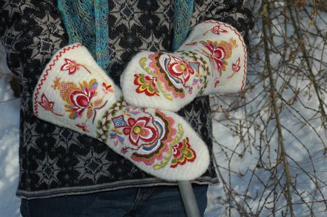 Needle Binding, Norwegian Clothing, Knitting Paterns, Winter Inspo, Wool Embroidery, Fabric Pen, Wool Thread, 자수 디자인, Wrist Warmers