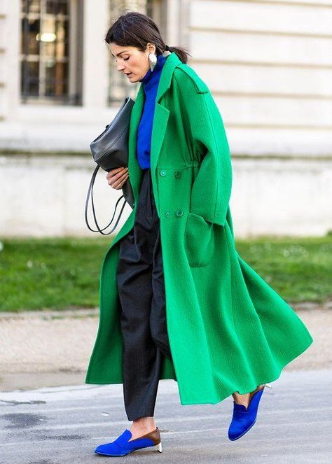 fall Bright Colored Outfits, Color Outfits, Color Blocking Outfits, Moda Chic, Street Style Paris, Green Coat, Business Outfit, Coat Outfits, 가을 패션