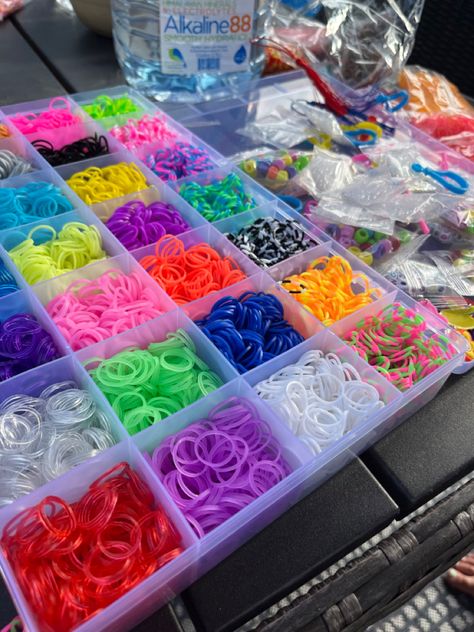 Rubber band aesthetic Rubber Band Bracelet Kit, Rubber Bracelets Aesthetic, Rainbow Loom Aesthetic, Loom Bands Aesthetic, Bands Aesthetic, Loom Bands Designs, Rainbow Loom Bracelets Easy, Bracelet Business, Wristband Design