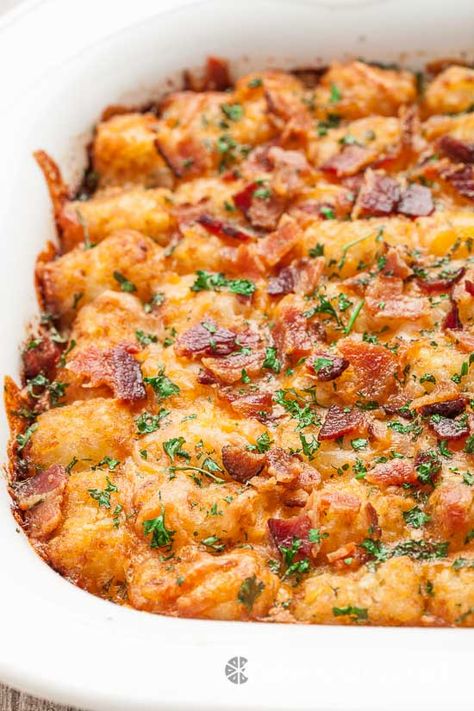 Cheesy Tater Tot Breakfast Bake - Chew Out Loud Lasagna Ravioli, Cheesy Tater Tots, Tater Tot Breakfast Casserole, Tater Tot Breakfast, Tater Tots, Holiday Breakfast, Christmas Breakfast, Breakfast Bake, Breakfast Brunch Recipes