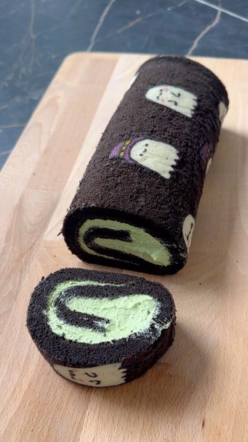 Swiss Roll Cakes, Roll Cakes, Swiss Roll Cake, Pattern Template, Swiss Roll, Roll Cake, Small Tray, Cake Roll, Halloween Cakes