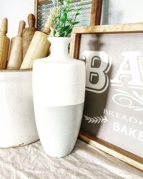 If you love upcycling projects with dollar store items then you'll love this ceramic farmhouse makeover project. Check out how you can decorate on a budget with this upcycled vase. #diy #vase #makeover Upcycled Vase, Vase Makeover, Diy Painted Vases, Cheap Vases, Farmhouse Makeover, Decorate On A Budget, Chinoiserie Vase, Vase Diy, Striped Vase