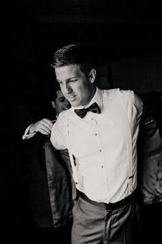 crucial last shot of the groom & best man before wedding Groomsmen Getting Ready, Groom Photography, Groomsmen Photos, Yacht Club Wedding, Getting Ready Wedding, Groom Getting Ready, Foto Tips, Groom Poses, Groom Photo