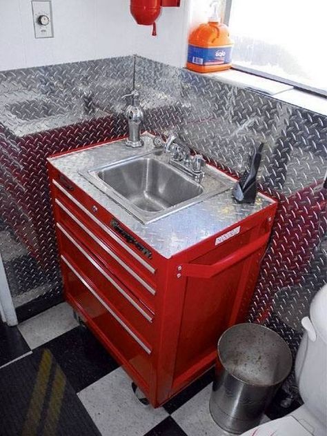 Garage Aesthetic, Toilette Design, Garage Bathroom, Custom Sinks, Man Cave Bathroom, Workshop Tools, Mechanic Garage, Interior Vintage, Garage Shop