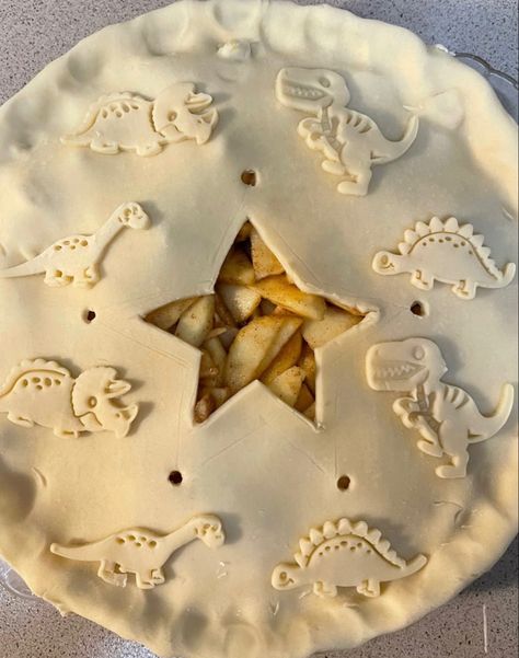 Apple Pie Aesthetic, Dino Food, Pie Aesthetic, Pie Crust Art, Pie Crust Designs, Cute Baking, Star Food, Cooking Hacks, An Apron