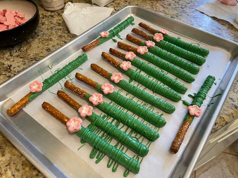 Hawaiian Pretzel Rods, Moana Pretzel Sticks, Tinkerbell Desserts, Moana Rice Crispy Treats, Luau Deserts, Moana Snacks, Luau Treats, Moana Dessert Table, Hawian Party Ideas