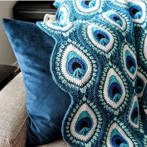 Peacock Crochet, Crochet Blanket Designs, Crochet Flower Tutorial, Diy Crochet Projects, Crochet Squares, The Passion, Chic Accessories, Crochet Techniques, Crochet Motif