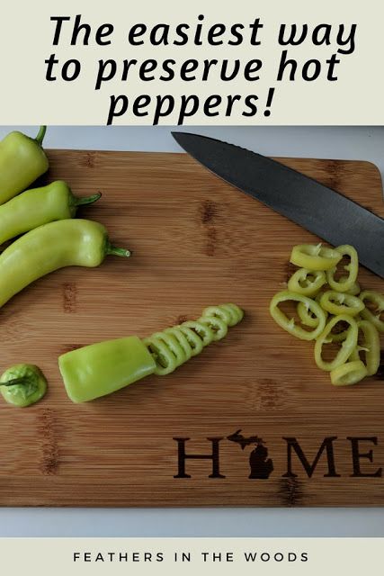 This is a super simple method for preserving hot peppers! Peppers hold up great to freezing and do not lose any color or flavor when thawed. Plus, it only takes a few minutes to preserve a years worth of peppers! #homesteading #foodpreservation Freezing Hot Peppers, Freeze Banana Peppers, Storing Peppers, Preserving Peppers, Long Hot Peppers, Freezing Peppers, Cherry Peppers, Freezing Vegetables, Jalapeño Peppers