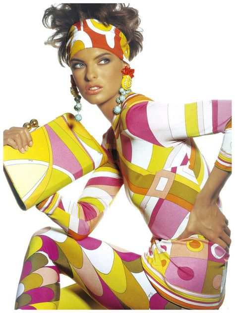 TatiTati Style - Linda Evangelista wearing Pucci for Vogue US, May 1990. Photographer Irving Penn Evangelista Linda, Japan Vogue, Sophie Dahl, Hairstyles Bangs, Paris Vogue, Irving Penn, Pucci Vintage, Bonnie Cashin, Robert Mapplethorpe