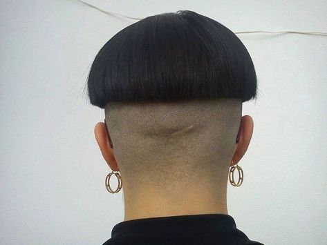 Mushroom Cut, Bald Beauty, Shaved Bob, High And Tight Haircut, Extreme Hairstyles, Bowl Haircuts, Mushroom Head, Shaved Nape, Chili Bowl