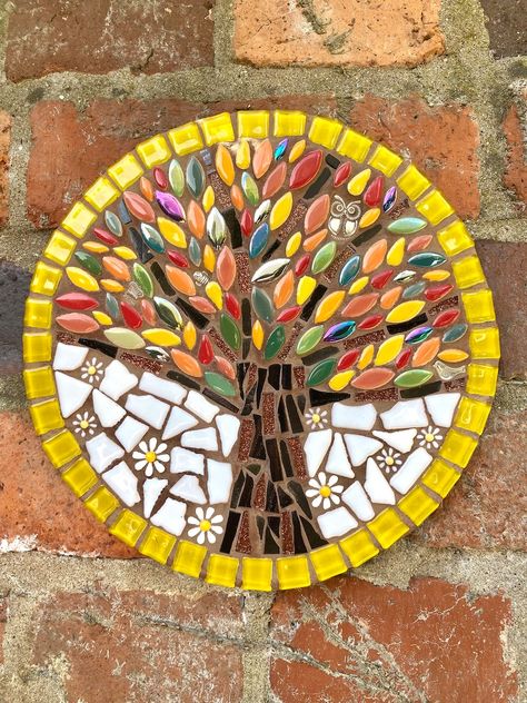 Buddha Mosaic Art, Mosaic Tree Of Life Pattern, Garden Mosaics Ideas, Framed Mosaic Wall Art, Mosaic Garden Stepping Stones, Round Mosaic Patterns, Mosaic Projects For Beginners, Simple Mosaic Patterns, Mosaic Suncatchers