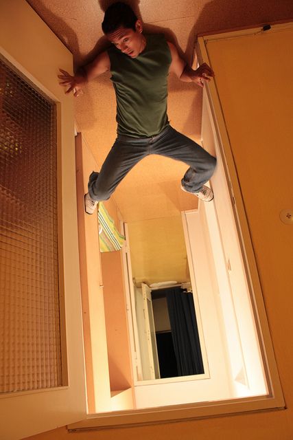 Stuck to floor and rotate picture to make it look like you're stuck to the ceiling. Cool perspective Forced Perspective Photography, Trick Pictures, Illusion Photography, Perspective Photos, Magazine Web Design, Forced Perspective, Perspective Photography, Beautiful Food Photography, Pose Fotografi