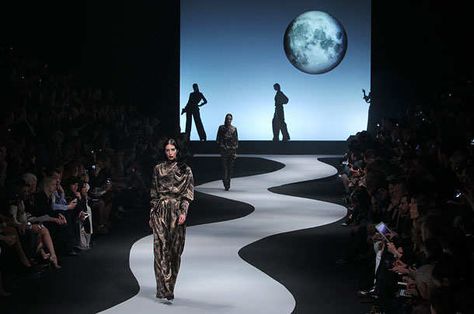 A model presents a creation by Dutch designers Viktor Horsing and Rolf Snoeren for Victor & Rolf during the Fall/Winter 2012-2013 ready-to-wear collection show, on March 3, 2012 in Paris. AFP PHOTO/PIERRE VERDY (Photo credit should read PIERRE VERDY/AFP/Getty Images) Show Stage Design, Fashion Show Set Design, Fashion Show Stage Design, Fashion Show Design, Catwalk Design, Fashion Show Themes, Stage Designer, Stage Set Design, Geometric Fashion