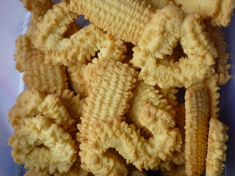 These delicious cookies have been made by the women in my family for generations and are still a part of our annual Christmas baking. (go here for metric to imperial conversion) 250 g butter 250 g ... Spritz Cookie, Spritz Cookie Recipe, German Christmas Cookies, German Cookies, German Desserts, German Baking, Mediterranean Meals, Spritz Cookies, Crinkle Cookies