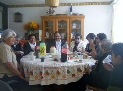 Un buen desayuno con la familia antes de partir a la gran reunion Reunion Familiar, Table Decorations