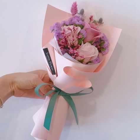 Pink Flower Arrangements, Diy Bouquet Wrap, Edible Bouquets, Flower Box Gift, Flower Gift Ideas, Creative Flower Arrangements, Boquette Flowers, Hand Flowers, Gift Bouquet