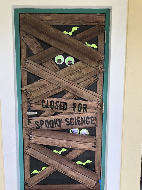 Bulletin Board Background, Science Halloween, Halloween Doors, Spooky Science, Better Than Paper, Decoracion Halloween, Halloween Classroom Door, Fiesta Halloween, Halloween Science